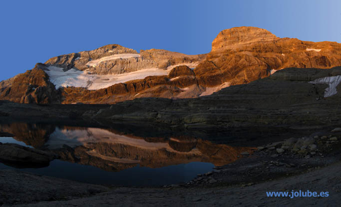Amanecer en el Monte Perdido y su glaciar reflejados en el ibón de Marboré. (c) Jolube, 2009